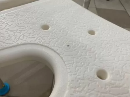 Стул для ванны c гигиеническим вырезом Ortonica Lux-605 с небольшим отверстием в сиденье %