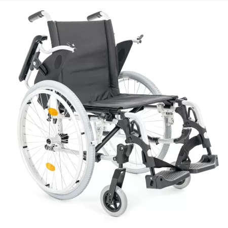 Кресло-коляска МЕТ STABLE, артикул 20460, с регулировкой высоты подлокотников, ширина сиденья 43 см, колеса пневматические